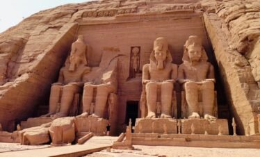Von Assuan aus: Abu Simbel Tagestour mit privatem Führer und Auto